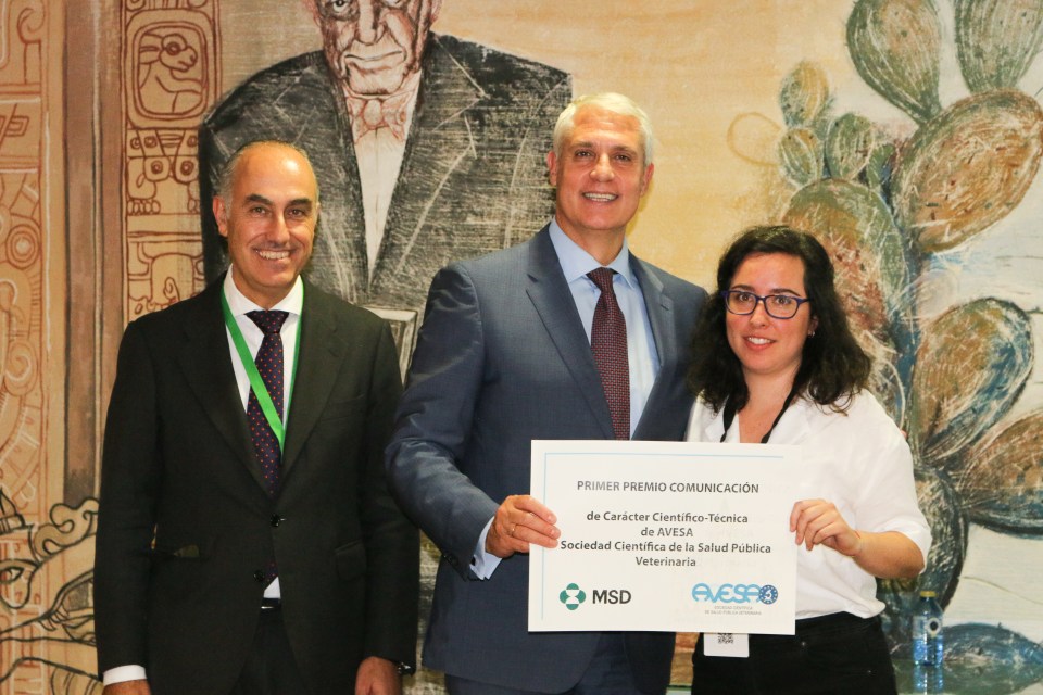 Álvaro Mateos, presidente de AVESA; Joaquín Mateos, director Médico de MSD España y Portugal; y Alba Puente Baños, autora del estudio premiado