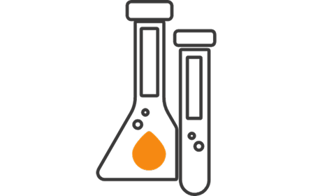 Un icono lineal que muestra material de laboratorio de vidrio: un matraz Erlenmeyer a la izquierda y un tubo de ensayo a la derecha. El matraz contiene una gota de color naranja vibrante en su centro, destacando sobre el diseño de contorno gris oscuro.