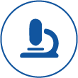 Icono azul de un microscopio dentro de un círculo sobre fondo blanco.
