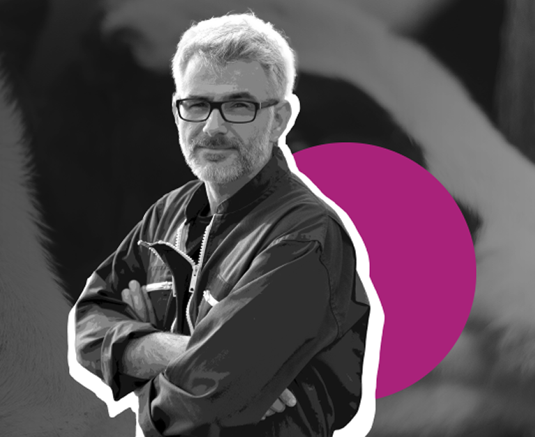 Hombre con bata de trabajo en retrato corporativo en blanco y negro